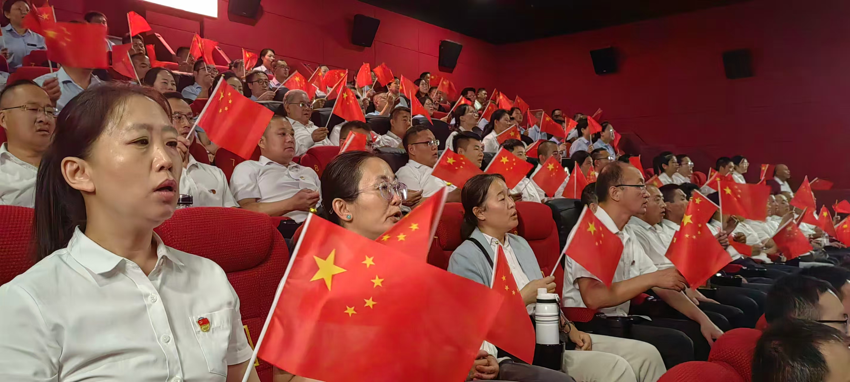 华龙水业:观影受洗礼 激荡爱国情